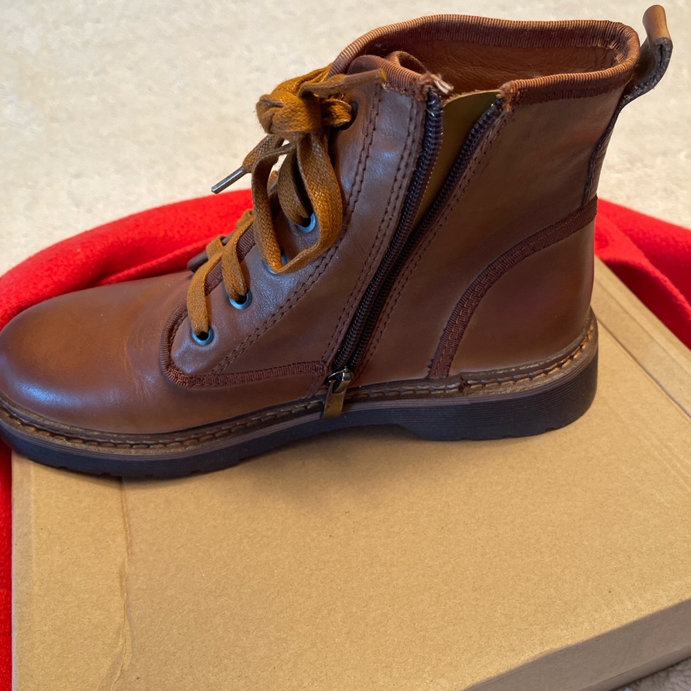 Beautifully made , good rusty brown colour leather, with side zipper!